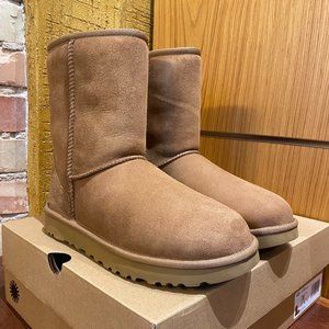 UGG W's Classic Short II Chestnut Size: 7 NEW IN BOX!!!